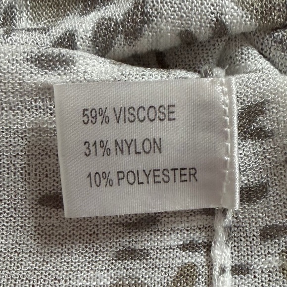 •Cullen• Animal Pattern V-Neck Knit Top – Size Medium - Picture 6 of 7